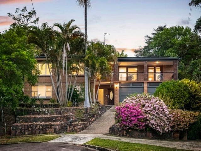 A Private Oasis Boasting an Abundance of Space and Sweeping Views