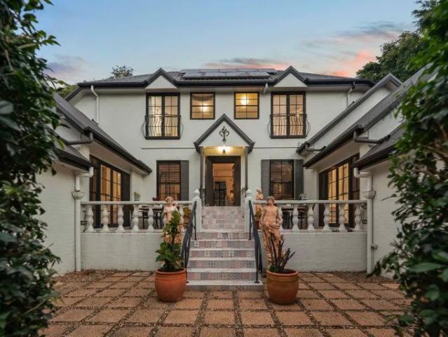 A Private Mediterranean Home with 6 bedrooms in Tamborine Mountain