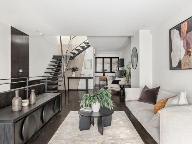 A Private Multi Storey City Residence With Sweeping CBD Views