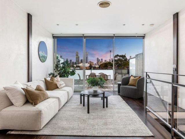 A Private Multi Storey City Residence With Sweeping CBD Views