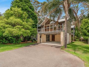 PRIVATE FAMILY HOME WITH LEAFY SURROUNDS IN EXCLUSIVE SUBURB MOMENTS TO THE BEACH, WALK TO WATERFRONT