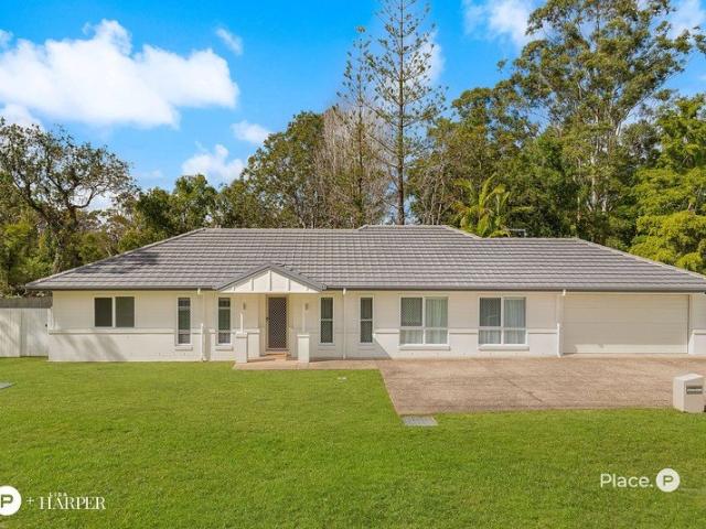 Near New Family Living on 983m² with a Private Green Outlook