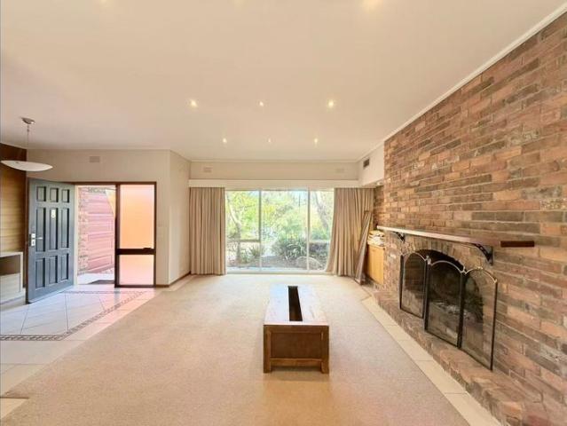 A Private Poolside Lifestyle in a Prestigious Lower Plenty Court