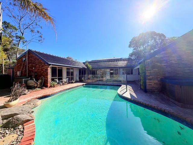 A Private Poolside Lifestyle in a Prestigious Lower Plenty Court