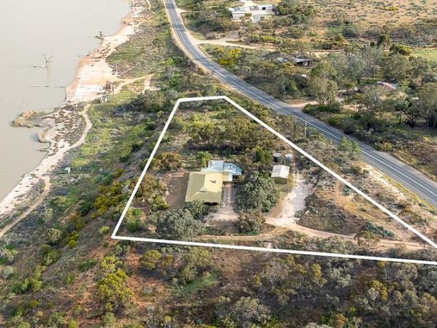 A Private Riverland Retreat with Uninterrupted Water Views