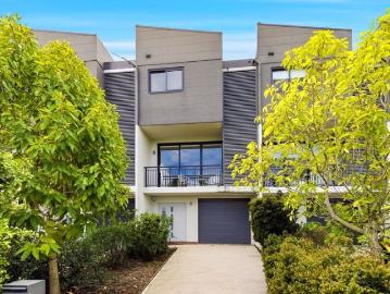 A Private Townhouse Retreat With Green Outlook And Seamless Living!