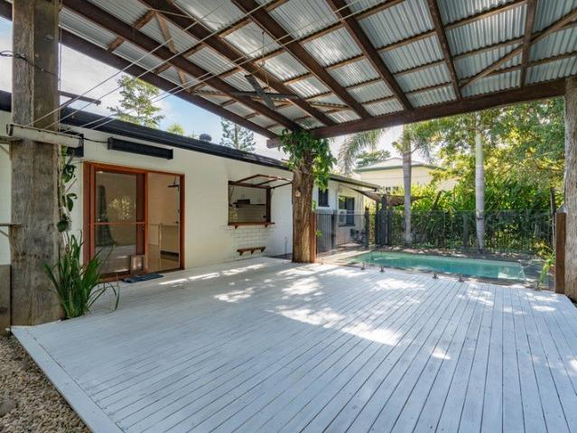 A Private Tropical Retreat Walk to the Beach!
