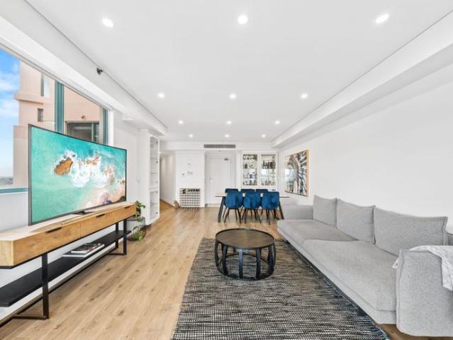 A Private Urban Oasis With Rooftop Entertainer's Haven