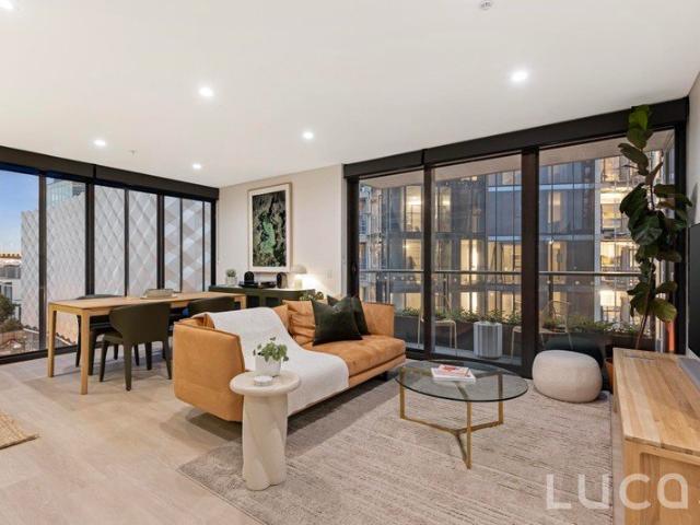 A PRIZED TOP FLOOR CORNER POSITION WITH MARINA VIEWS