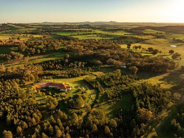 A prominent country lifestyle, only 10 mins to Wagga CBD!