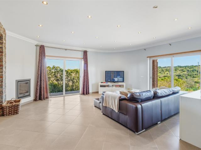 A propriedade encontra se a 2 km da Praia da Luz, a 6 km da. 308m² Lagos
