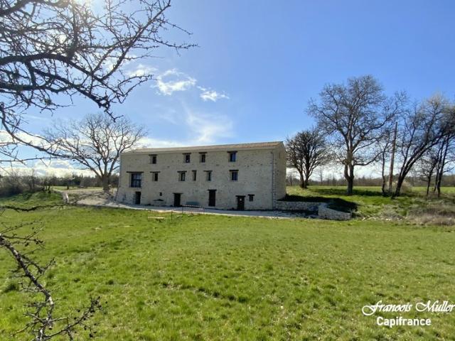 A proximité de Banon, belle Maison d'Hôtes de 268 m2 +130 m2 en pleine campagne