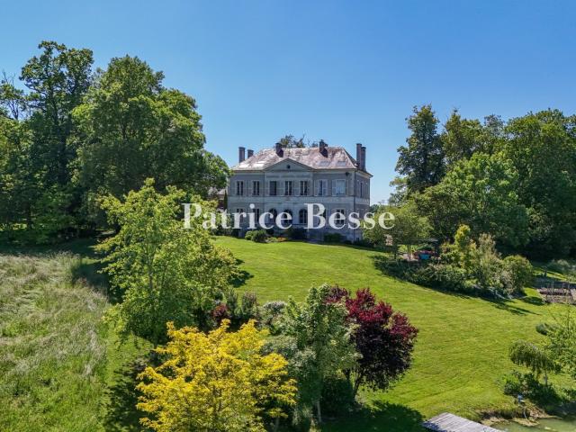 À proximité de Bourges, au coeur de la campagne berrichonne. 900m² Vallenay