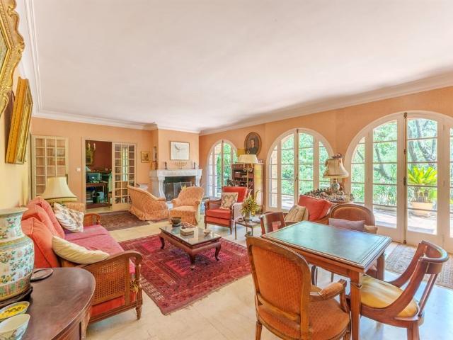 A proximité des Arceaux, Une pépite en pierre des années 70… 244m² Montpellier