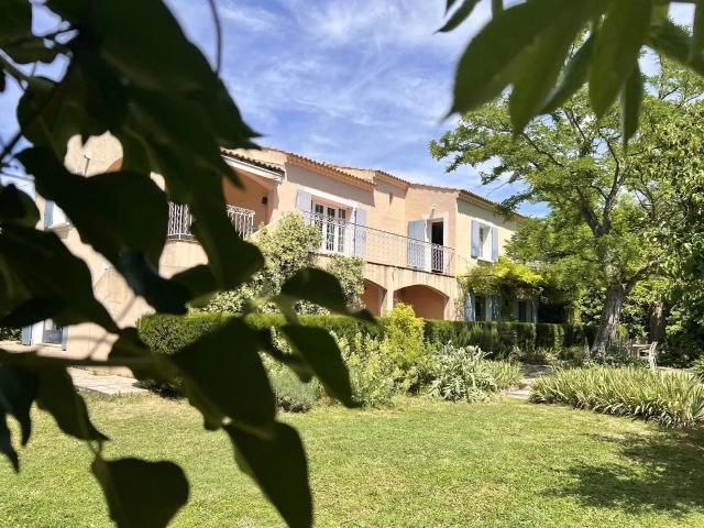 À proximité du centre d’un village des Alpilles méridionales. 256m² Fontvieille