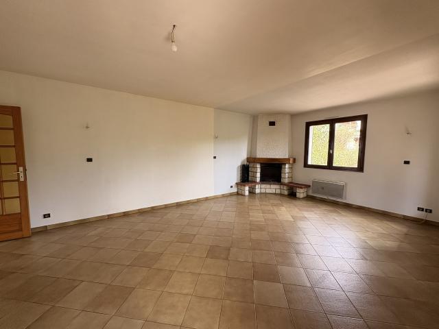 A proximité du centre de Sain Bel, maison de type 6