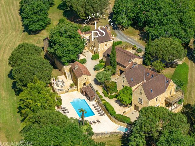 A proximité du chateau de Bonaguil,Domaine de caractère du XVI siècle avec maison principale, gites