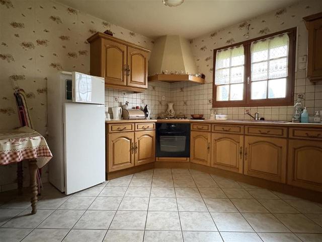 À proximité immédiate du centre ville de GACÉ, À 2H de PARIS et 1H de la côte Normande. CAZIN IMMOBILIER vous