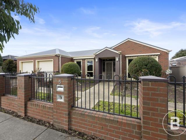 A QUALITY FAMILY HOME IN THE HEART OF DELACOMBE