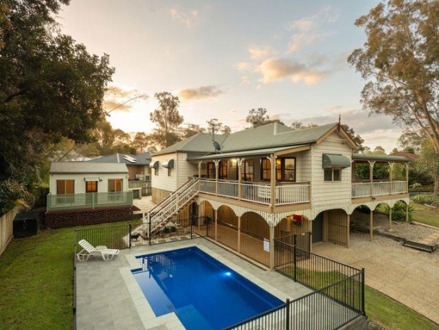 A Queenslander Style Retreat on a Quiet Creekwood Corner, Opposite Bushland