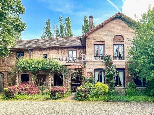 À quelque 100 km de Paris, dans une île, une vaste demeure. 400m² Evreux