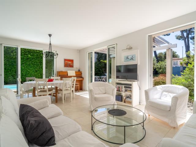 À quelques min. À pied du Brusc et des plages, élégante mais. 155m² Le Beausset
