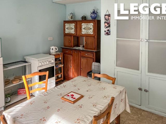 À quelques minutes à pied du centre de Mansle – charmante maison de ville à rafraîchir avec garage et jardin
