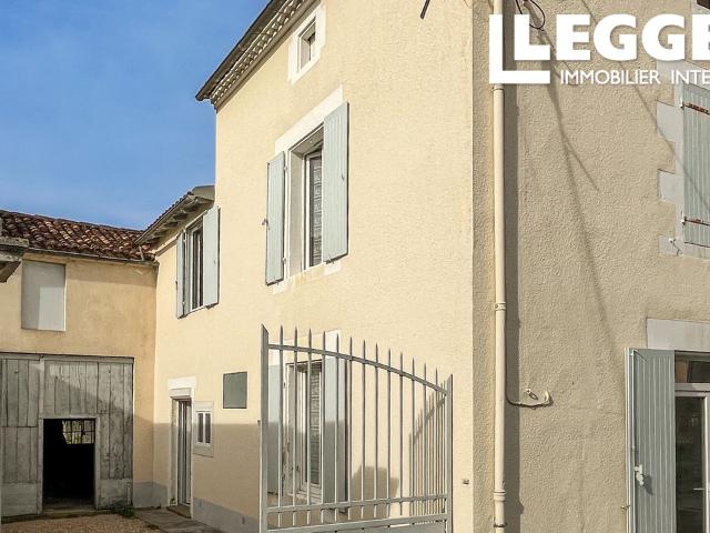 À quelques minutes à pied du centre de Mansle – charmante maison de ville à rafraîchir avec garage et jardin