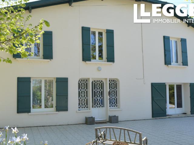 A quelques minutes du centre de Nérac, maison familiale en pierre sans travaux avec piscine et jardin