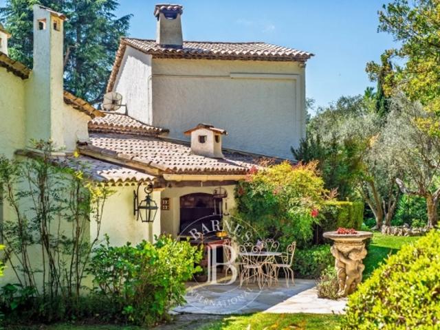 À quelques pas de Valbonne Propriété d'exception en domaine fermé, à proximité du golf, 2 maisons d'invités, piscine, calme absolu