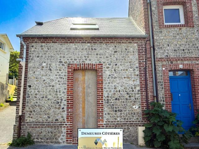 A quelques pas de la plage d'YPORT, maison avec cour en briques et silex à aménager