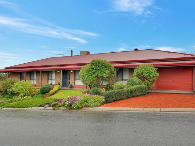 A Quiet Court Setting with Flexibility & Lifestyle Appeal