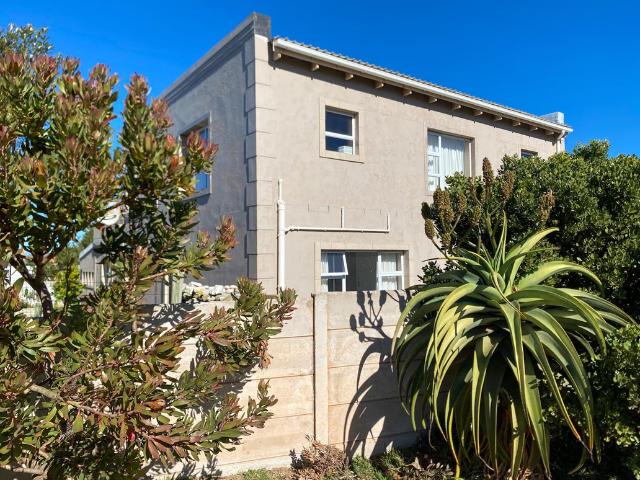 A Quiet Retreat Just Moments from Draadbaai | Flexible Furnished or Unfurnished Living