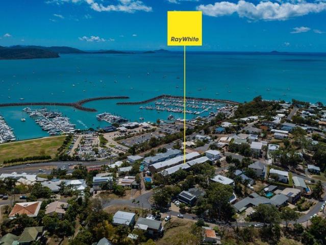 A Quiet Townhouse, Just A Short Walk To Airlie Beach