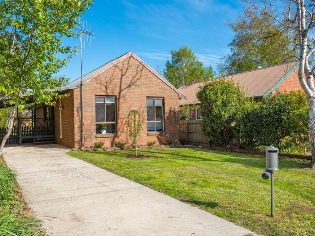 A Quiet Woodend Setting with Village Convenience