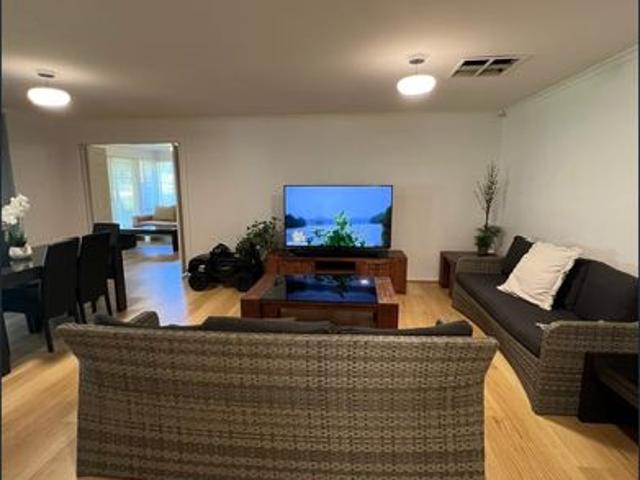 A rural living mansion, living both side of the world  only 30km to City Centre  and 5 minutes to all amenities  Spacious, short or long term stay