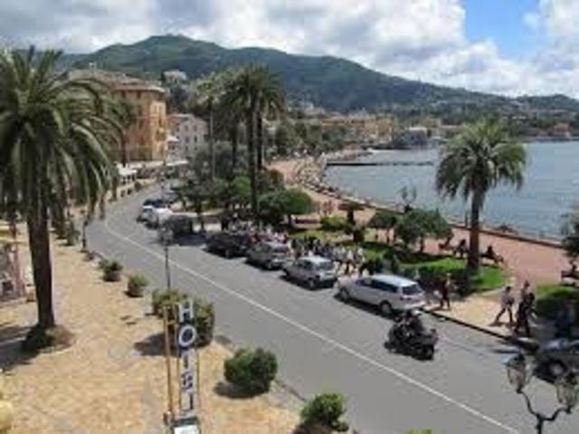 A Rapallo, centro storico in posizione dominante si cede elegante e rinomato locale con veranda fissa, grande lavoro di colazioni aperitivi piattini veloci, e specialmente per gustosi cocktail, rara occasione