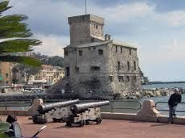 A Rapallo in passeggiata mare cedesi gran bar con veranda e tavolini esterni, caffetteria, apertivi e piatti tradizionale, per un fatturato consistente, locale con doppio ingresso sia dal mare che dal centro pedonale e serate musicali, occasione unica. ve