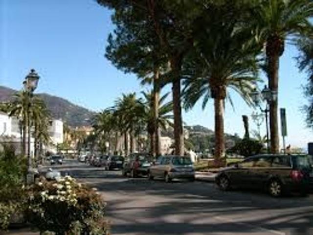 A Rapallo in passeggiata mare cedesi gran bar con veranda e tavolini esterni, caffetteria, apertivi e piatti tradizionale, per un fatturato consistente, locale con doppio ingresso sia dal mare che dal centro pedonale e serate musicali, occasione unica. ve
