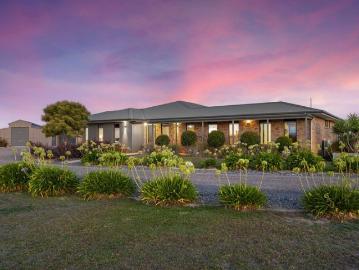 A Rare 102 Acre Lifestyle Masterpiece Space, Sophistication & Unmatched Convenience