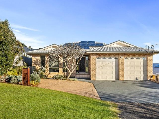 A rare 1,039sqm family retreat with rural views