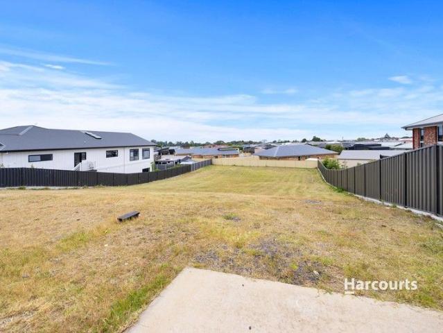 A rare 1,285m2 blank canvas in a premium coastal pocket.