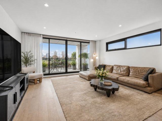 A Rare 211sqm Perspective on Port Melbourne