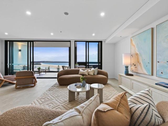 A Rare Coastal Downsize 211m² of House Like Living with Breathtaking Water Views