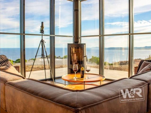 A RARE COASTAL RETREAT