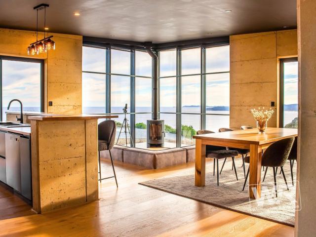 A RARE COASTAL RETREAT