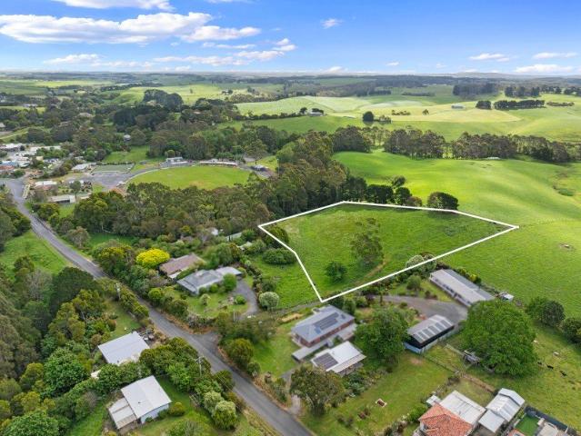 A Rare Acreage in Fish Creek Sweeping Country Views and a Short Walk to Cafés