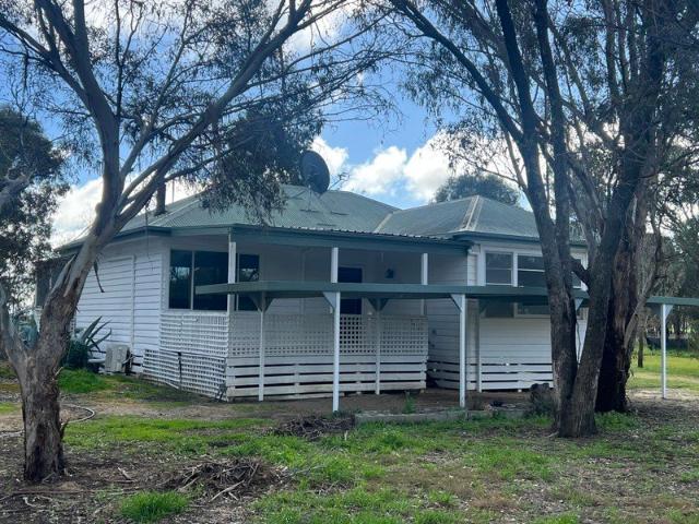 A Rare Acreage Lifestyle Close to Town
