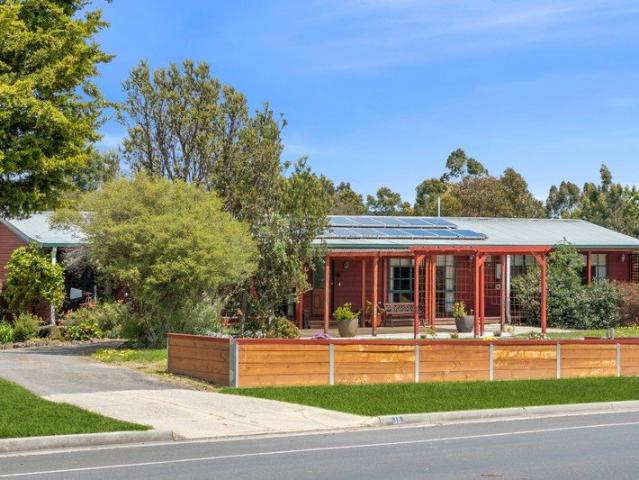 A Rare Acreage Lifestyle in the Heart of Colac