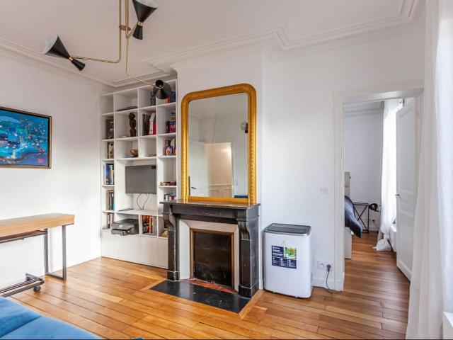 A rare gem! Typical Parisian style 1 living room & 1 bedroom in the heart of the 15th arrondissement, Paris Amsterdam Apartments for Rent